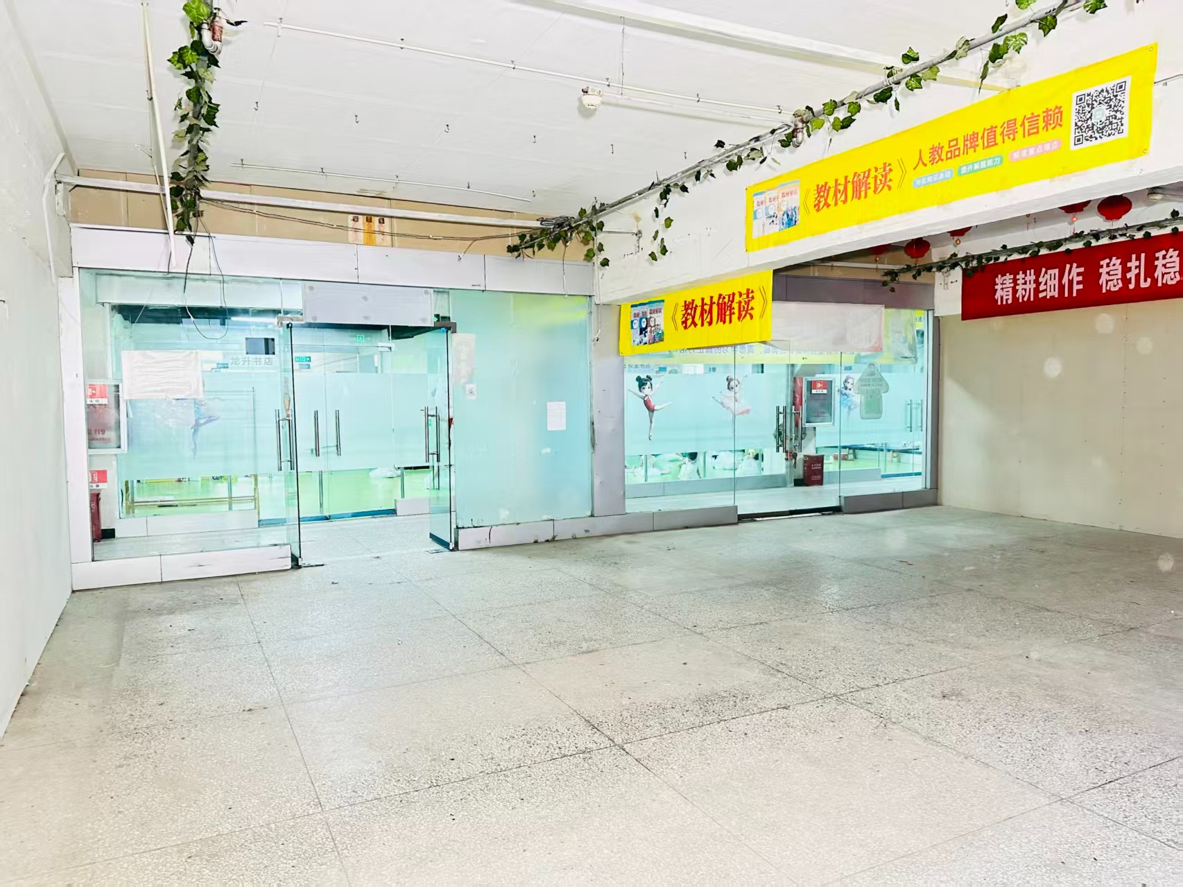 龙泉路提供写字楼、商铺、展示空间、直播间等多种面积选择，满足企业办公、研发、展示、运营等多元需求。