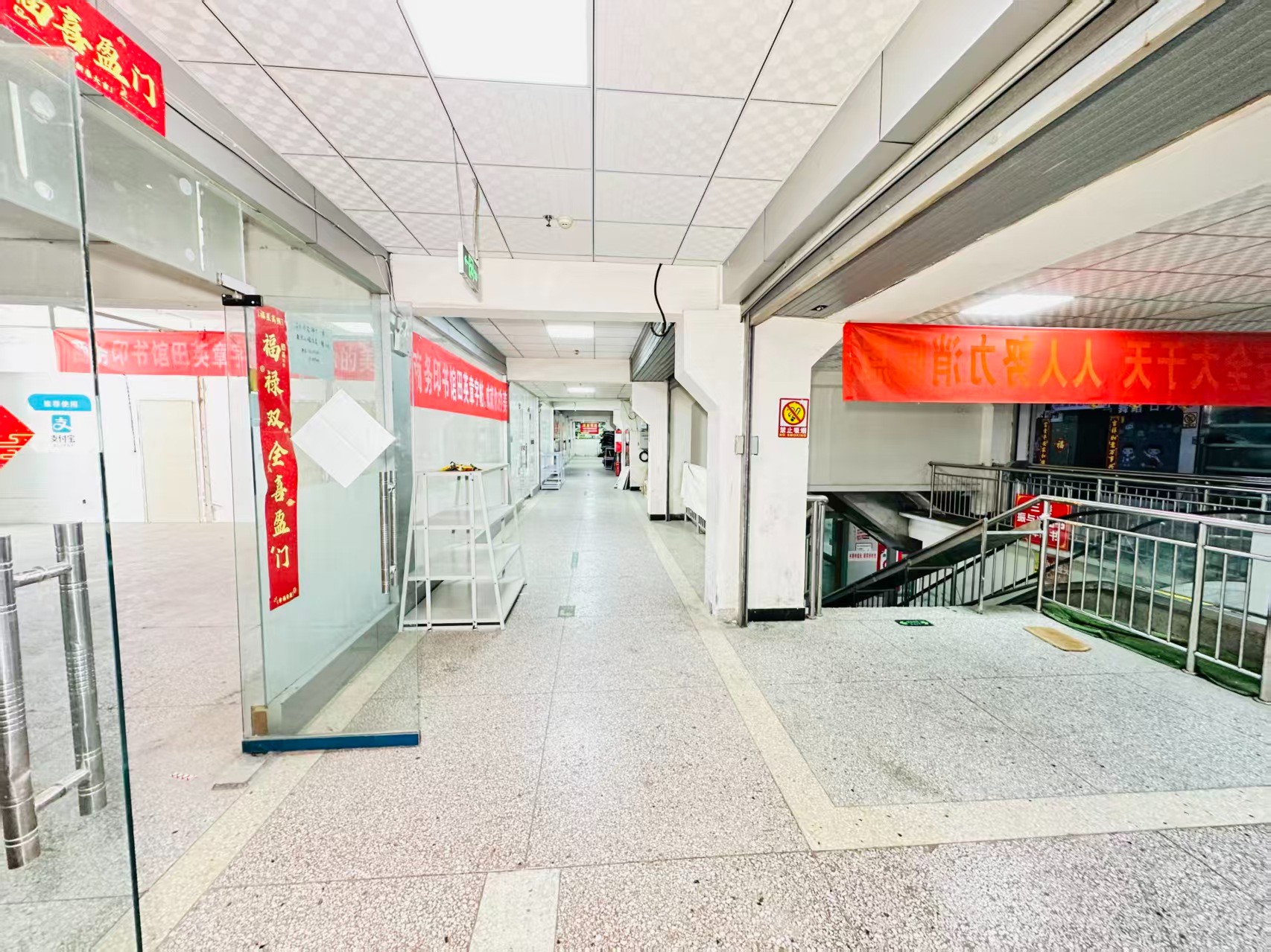 龙泉路引入人工智能技术应用场景，推动AI与商业、零售、电商、企业服务等领域融合发展。