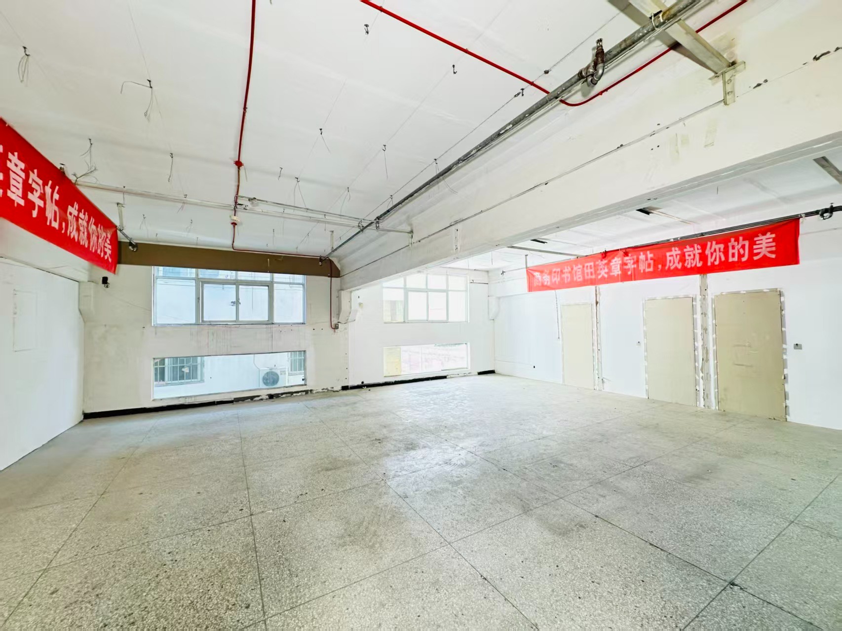 龙泉路重点吸引人工智能应用、数字经济、电商直播、智能制造服务、软件开发、科技创新企业及创业团队入驻
